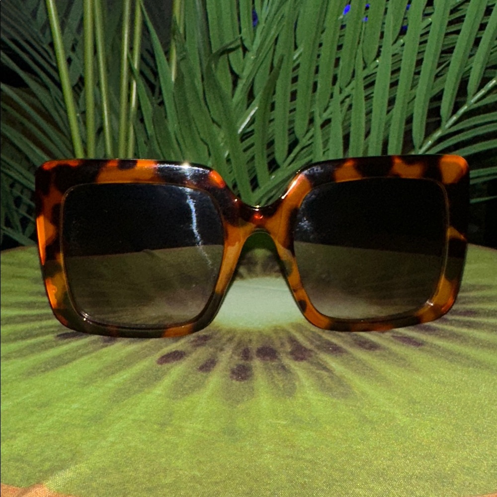 Chic Tortoise Shell Square Sunglasses